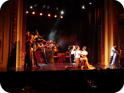 Mansión Tango Show Buenos Aires coreografía grupal con vestuario elaborado